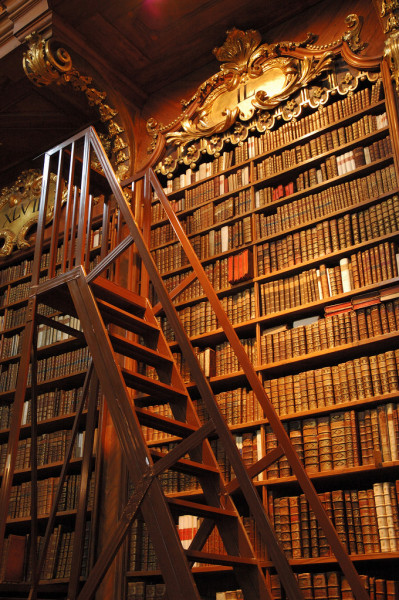 Bibliothèque avec des livres anciens. Cette image est décorative.